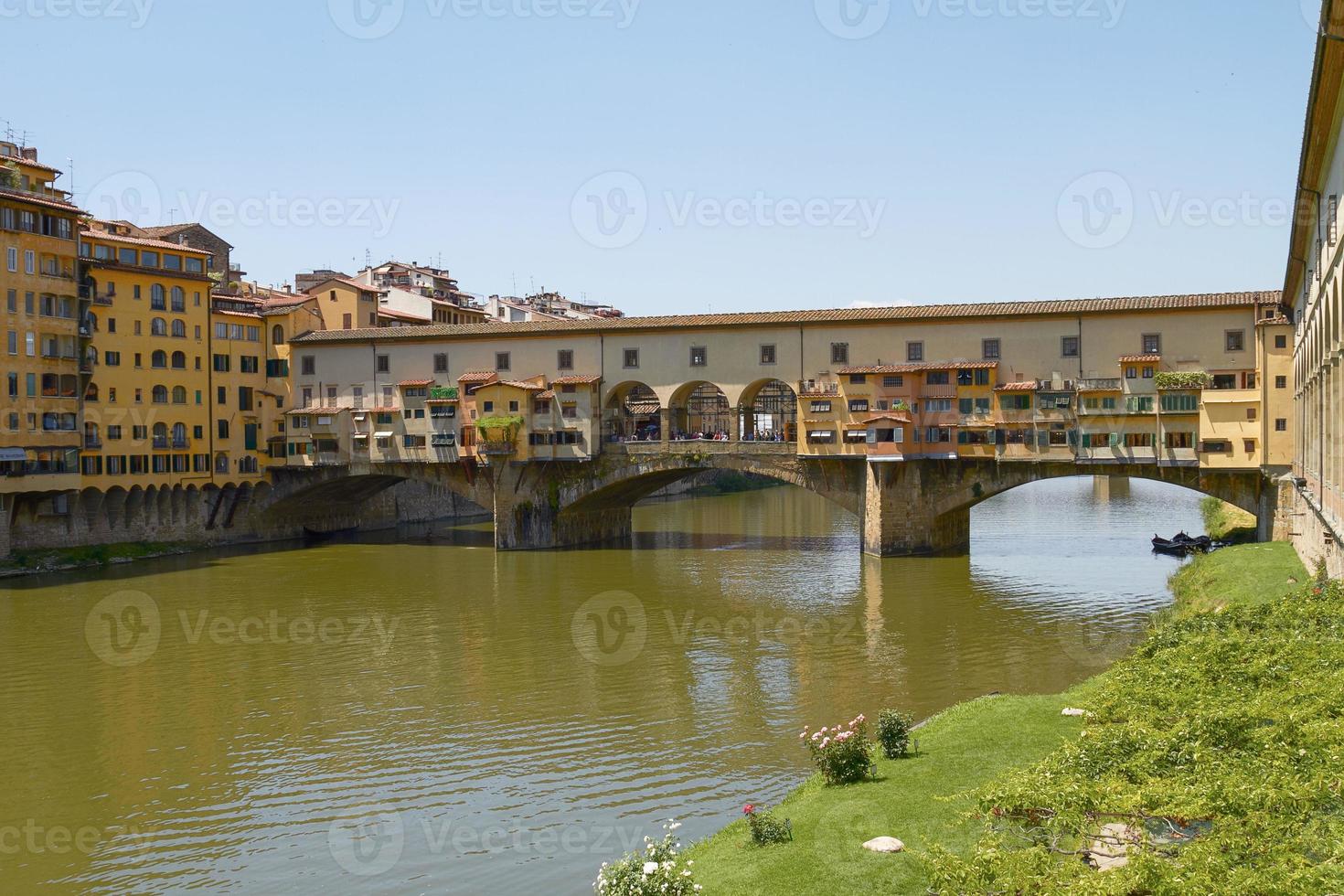 I turisti che si godono le vacanze al ponte vecchio a firenze italia foto