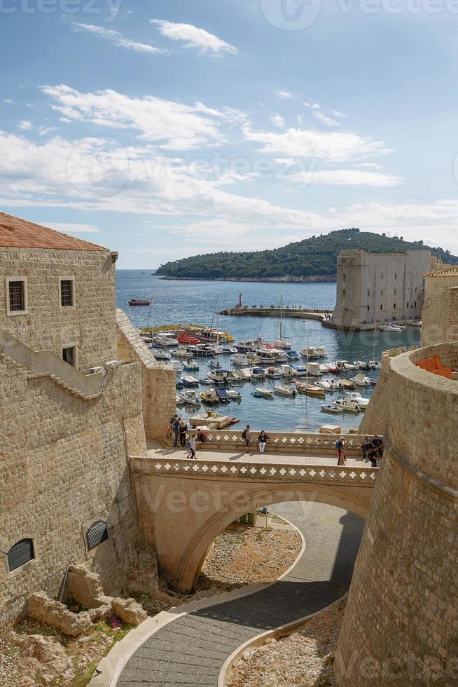 porto e turisti visti attraverso le mura della fortezza a dubrovnik croaria foto