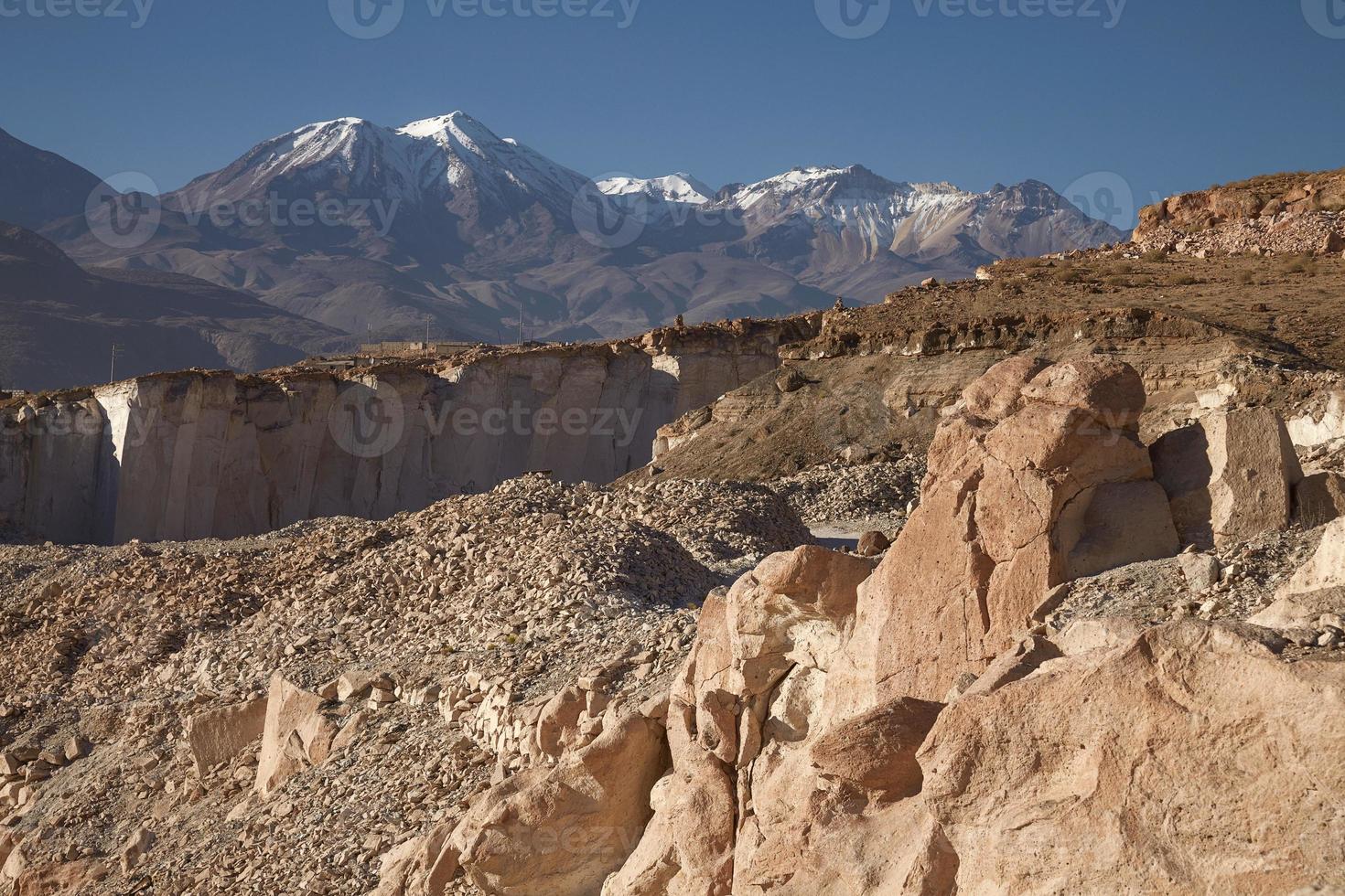 cava di pietra di sillar e vulcano chachani in arequipa perù foto