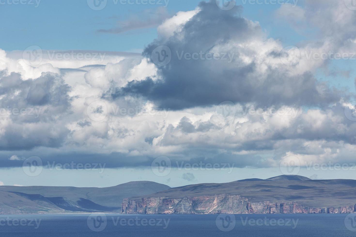 orkney cliffs con cielo drammatico visto da john ogroats sull'oceano atlantico foto