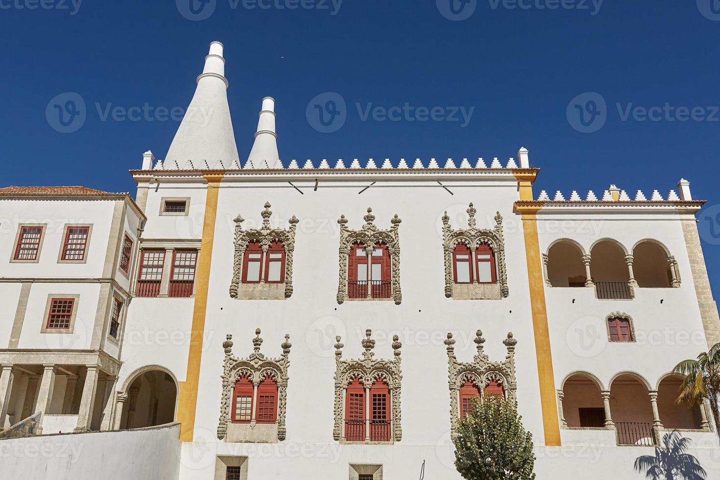 palazzo di sintra palacio nacional de sintra a sintra portogallo durante una bella giornata estiva foto