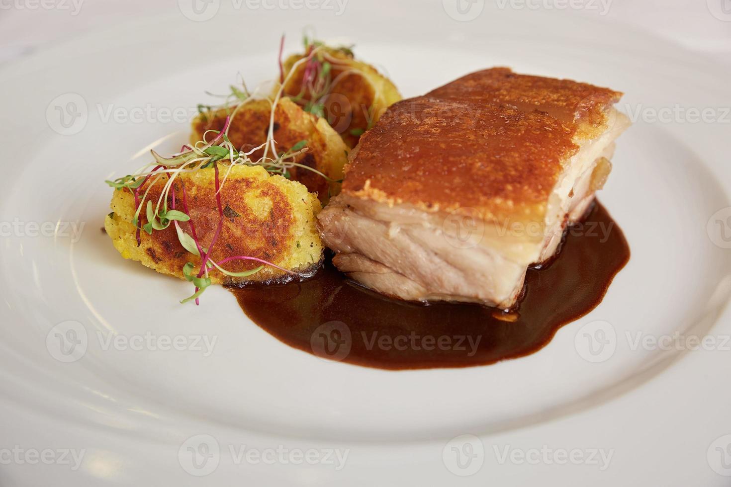 pasto tradizionale peruviano chiamato chicharron de panceta de cerdo servito in un ristorante foto