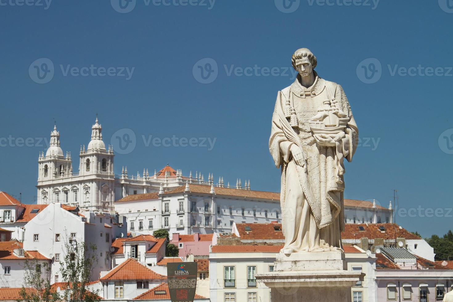 statua davanti alla chiesa di santa engracia lisbona portogallo foto