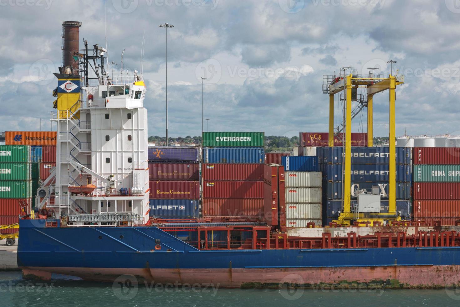 Grandi gru industriali che caricano la nave portacontainer nel porto di Dublino in Irlanda foto