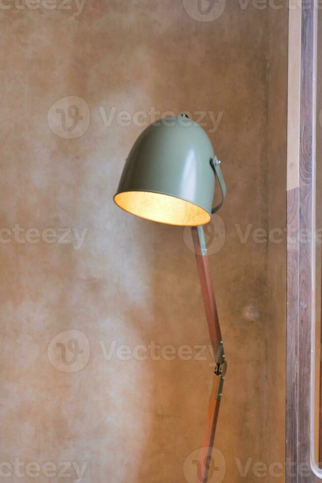 un' lampada nel casa contro bianca parete foto