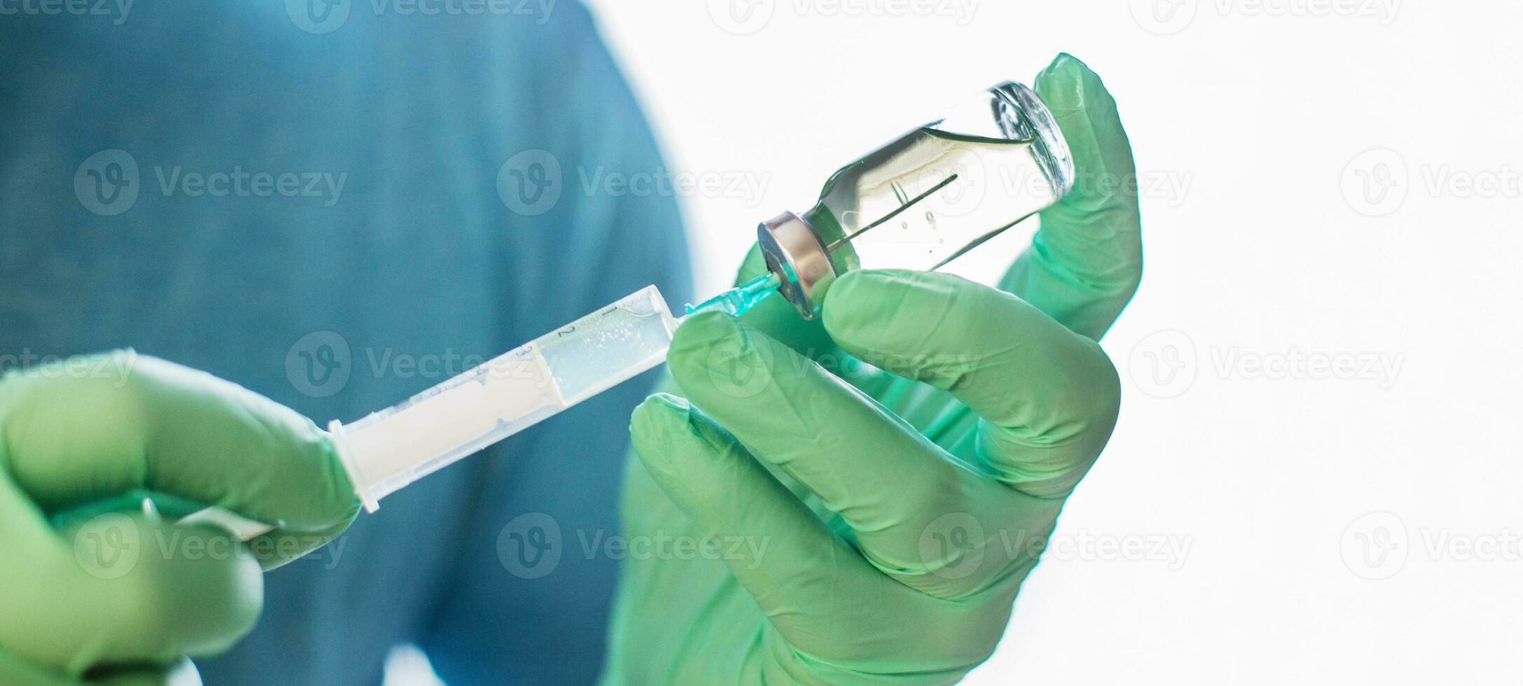 mani di medico Riempimento un' siringa con vaccino. medicinale, vaccinazione concetto. medicina fiala dose iniezione. baner foto