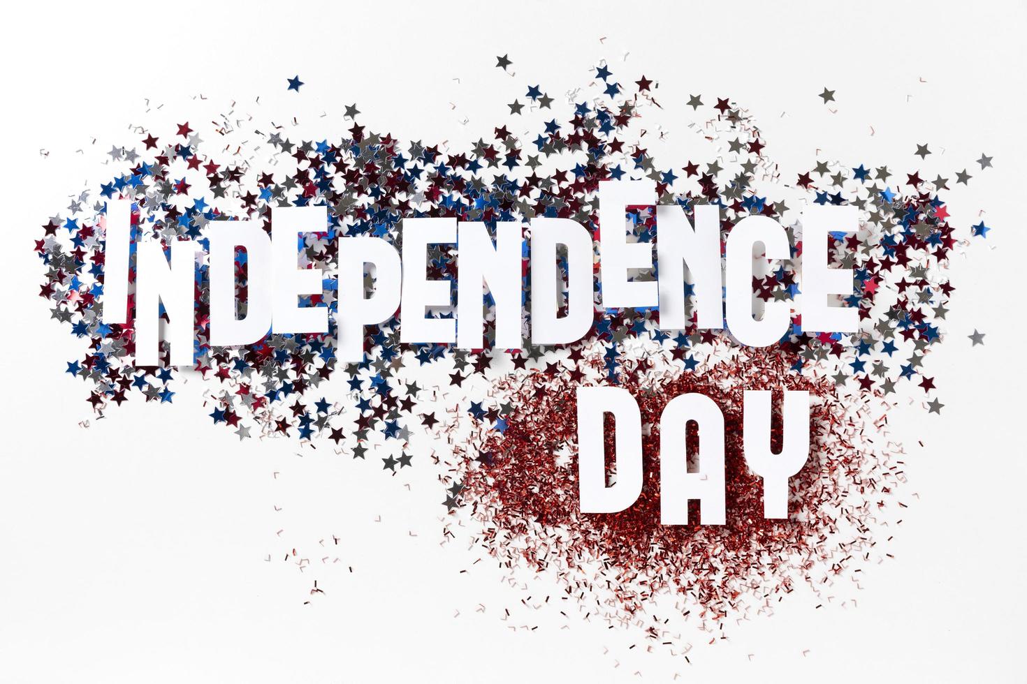 composizione del giorno dell'indipendenza con elementi festivi foto