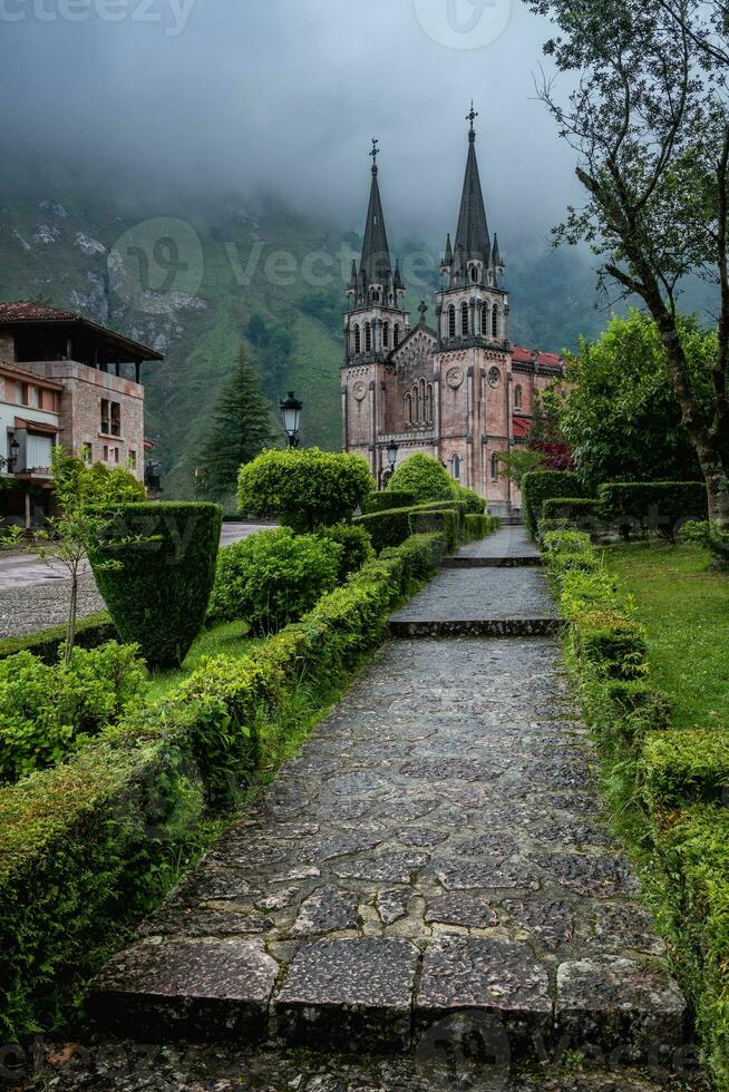 basilica de Santa maria la vero de covadonga, asturie, Spagna. foto