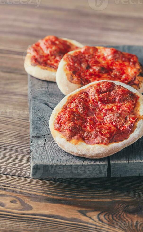 mini pizze margherita con formaggio rosso foto