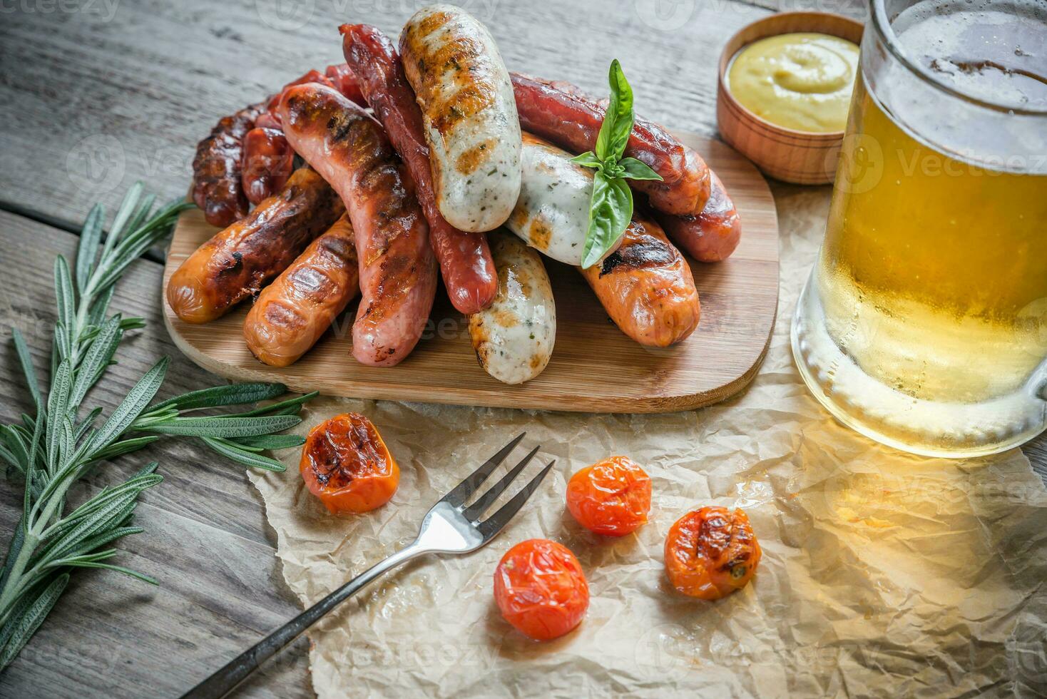 salsicce alla griglia con un bicchiere di birra foto