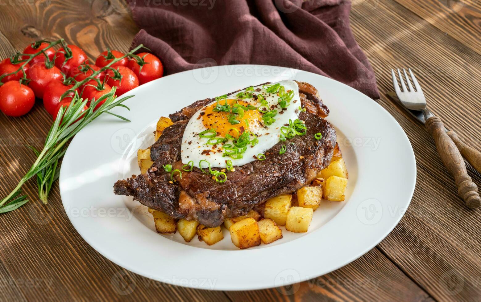 bistecca con uovo fritto foto