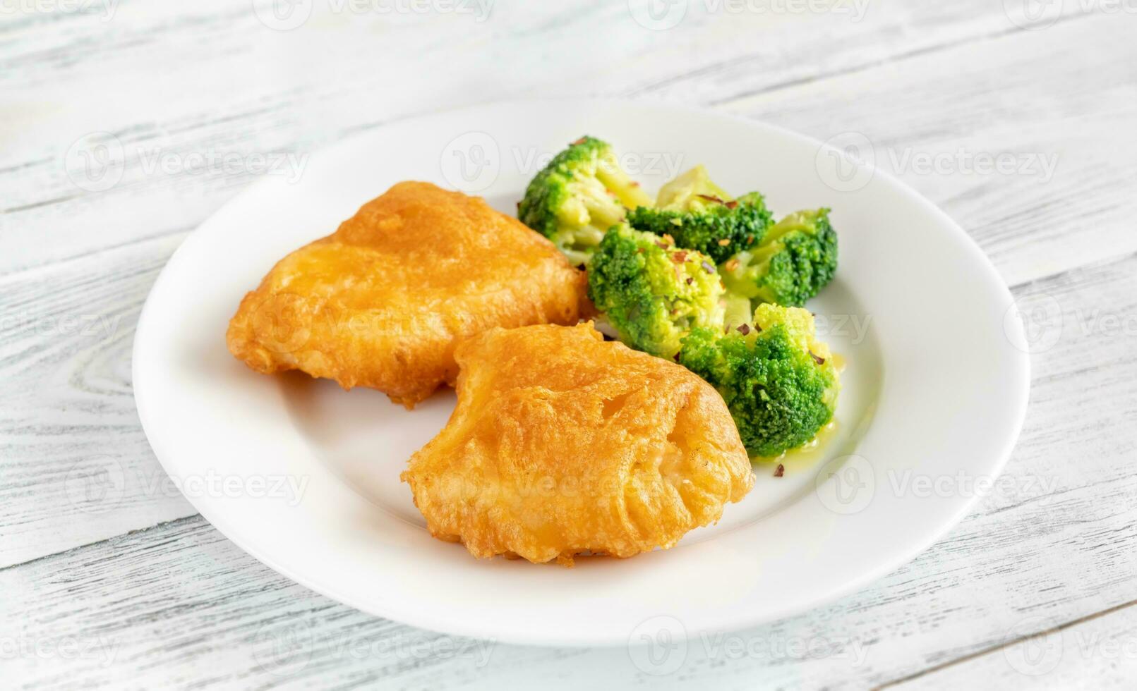 pesce in pastella con broccoli foto