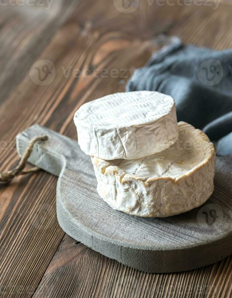 Due teste di Camembert su il di legno tavola foto