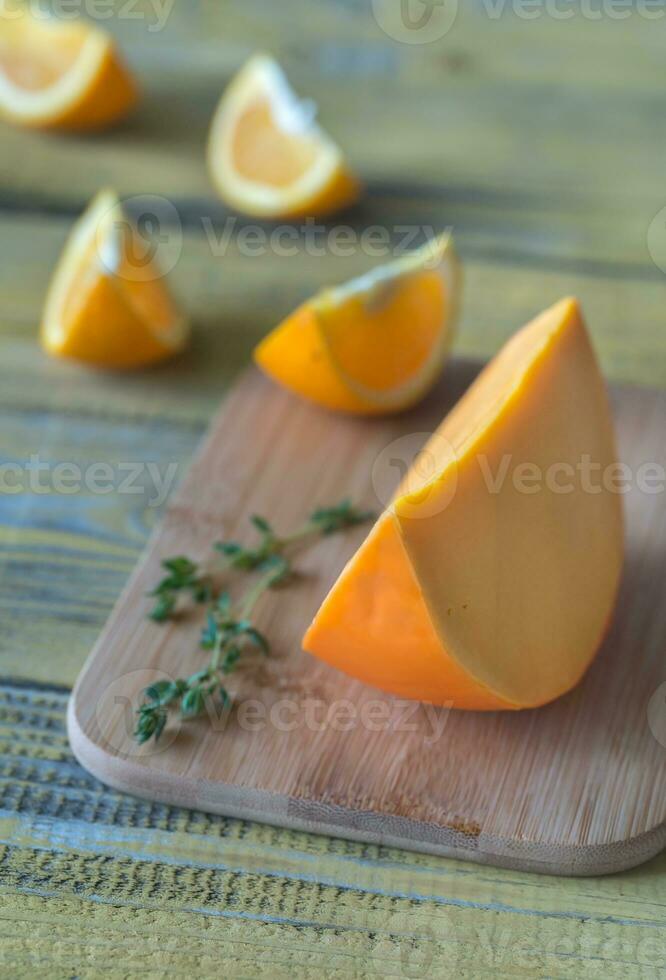 Mimolette sulla tavola di legno foto