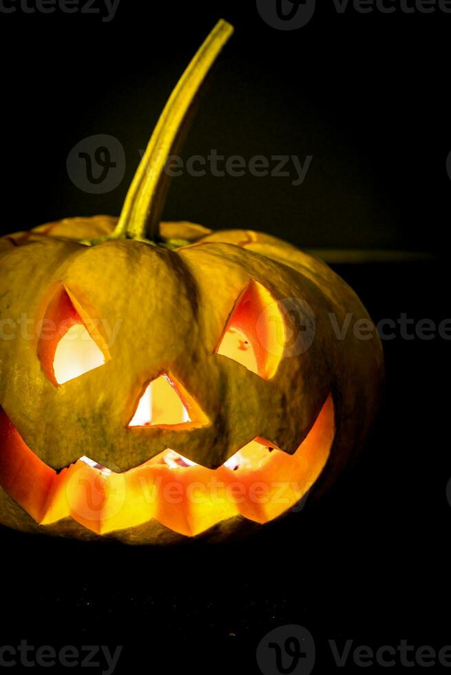 zucca di halloween incandescente a lume di candela foto