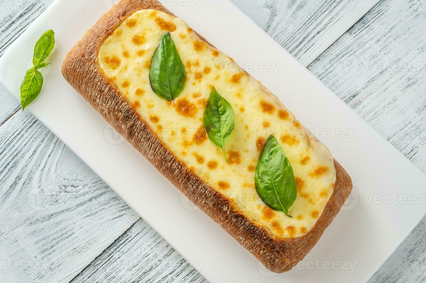 ciabatta ripiena di formaggio foto