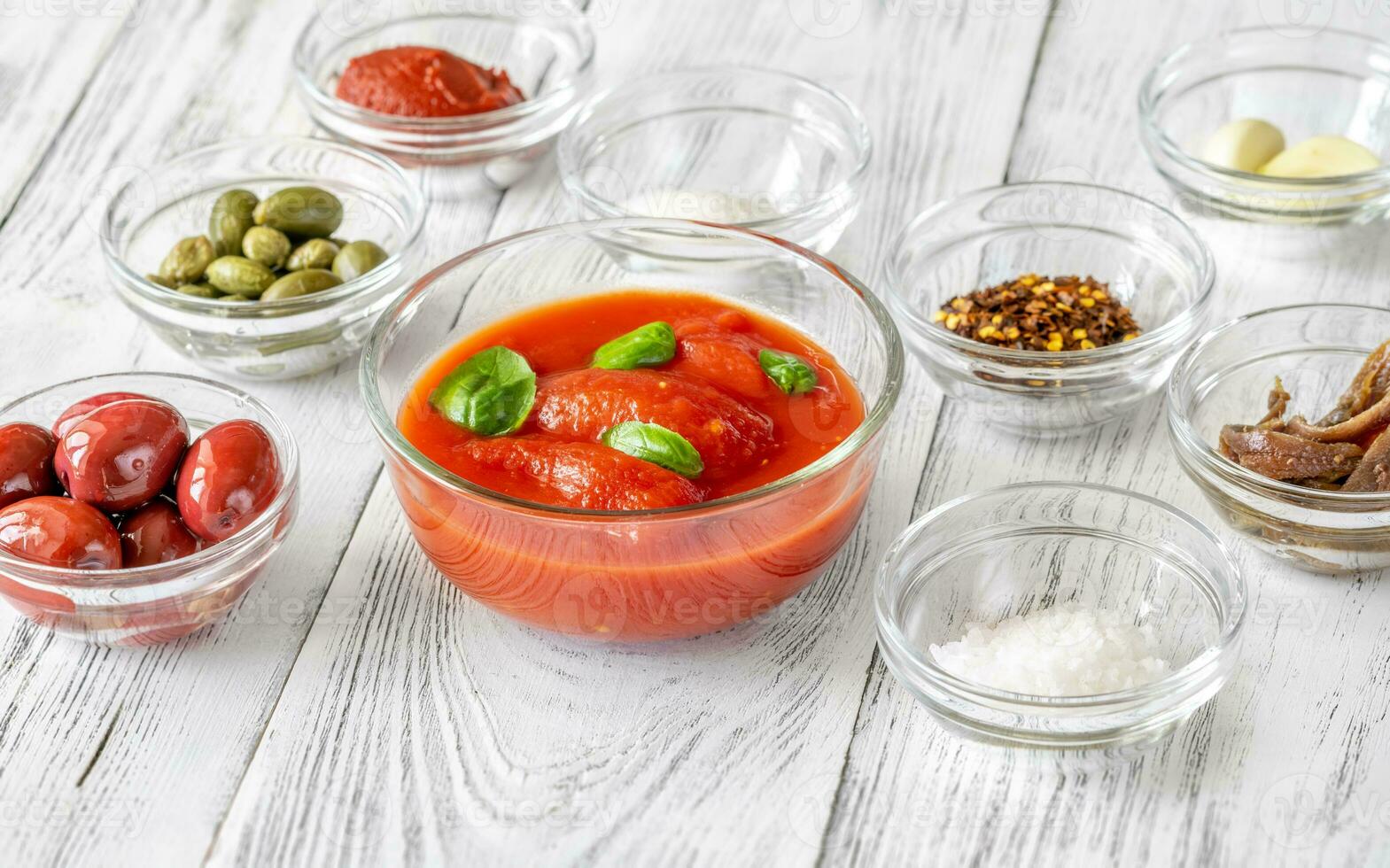 ingredienti per puttanesca salsa foto