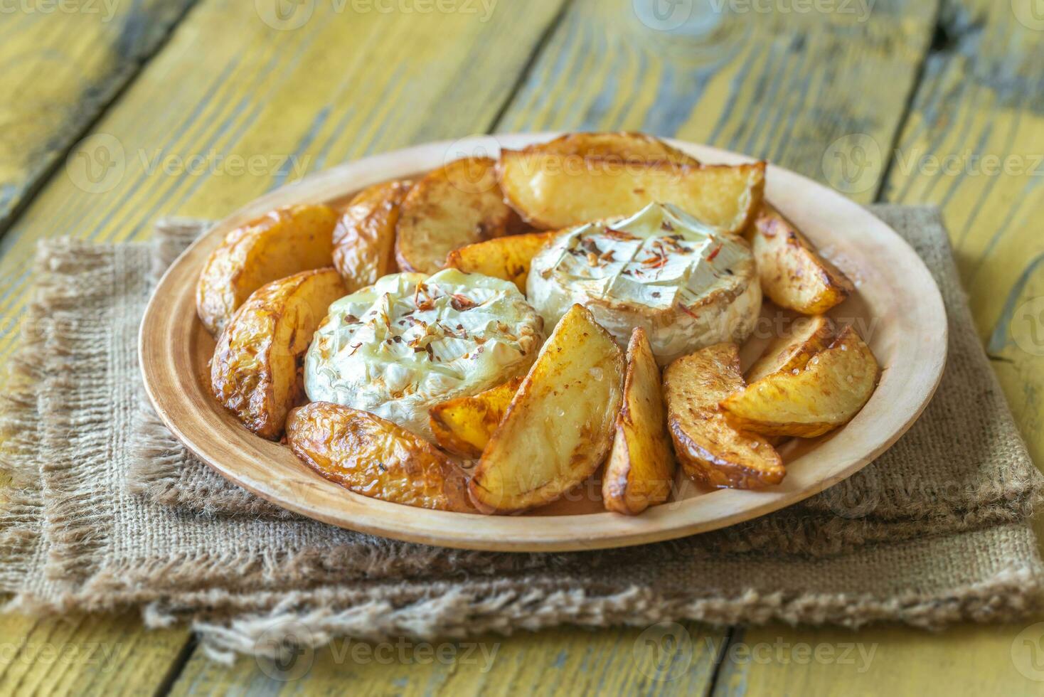 camembert al forno con patate foto