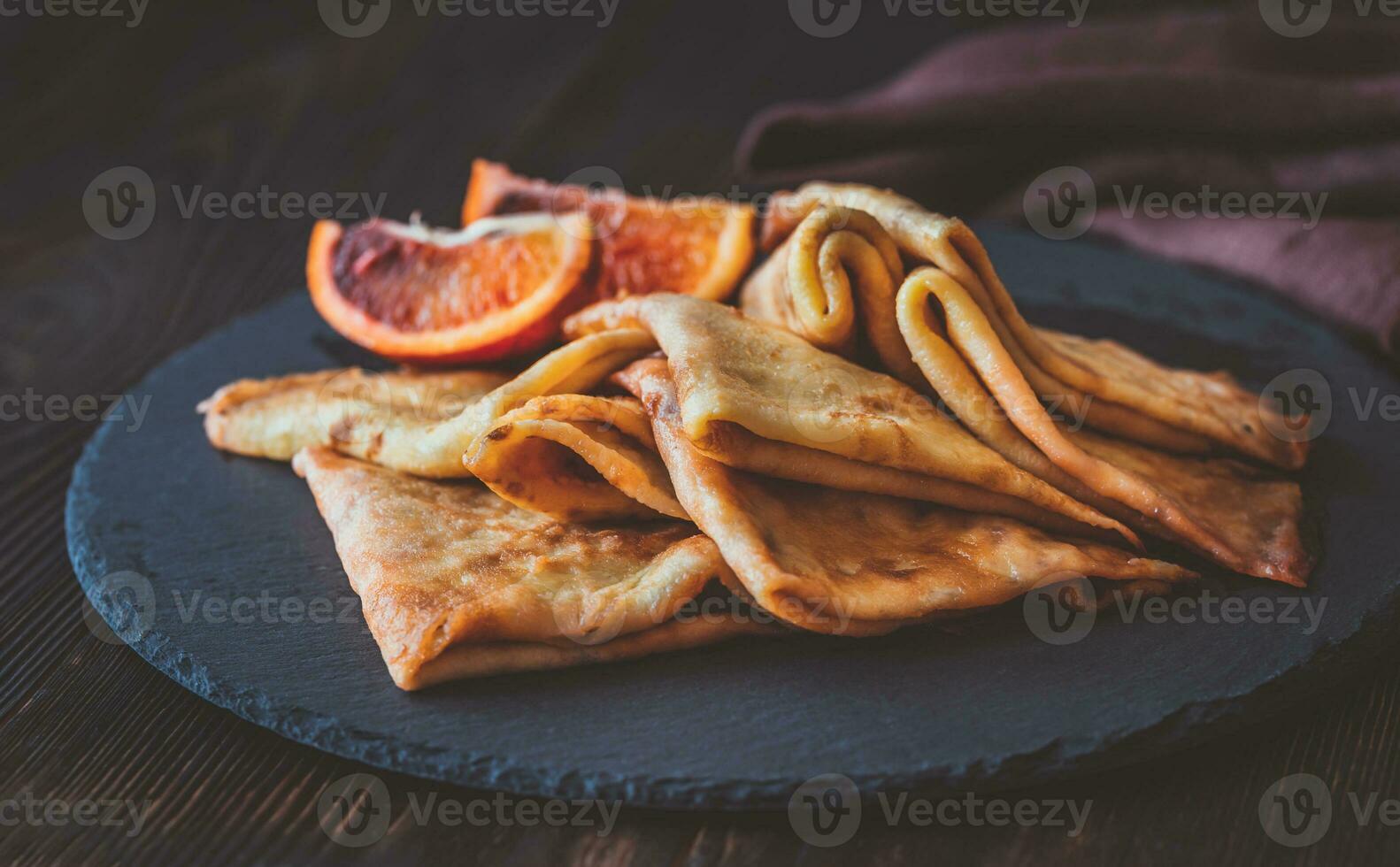 crepes suzette sulla tavola di pietra foto