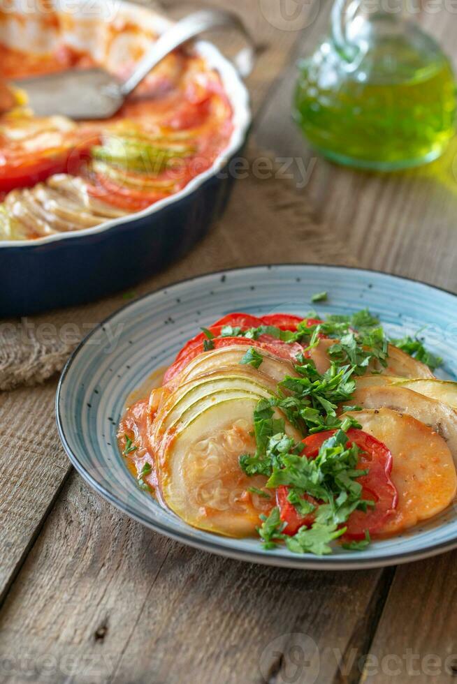 piatto di Ratatouille su il di legno tavolo foto