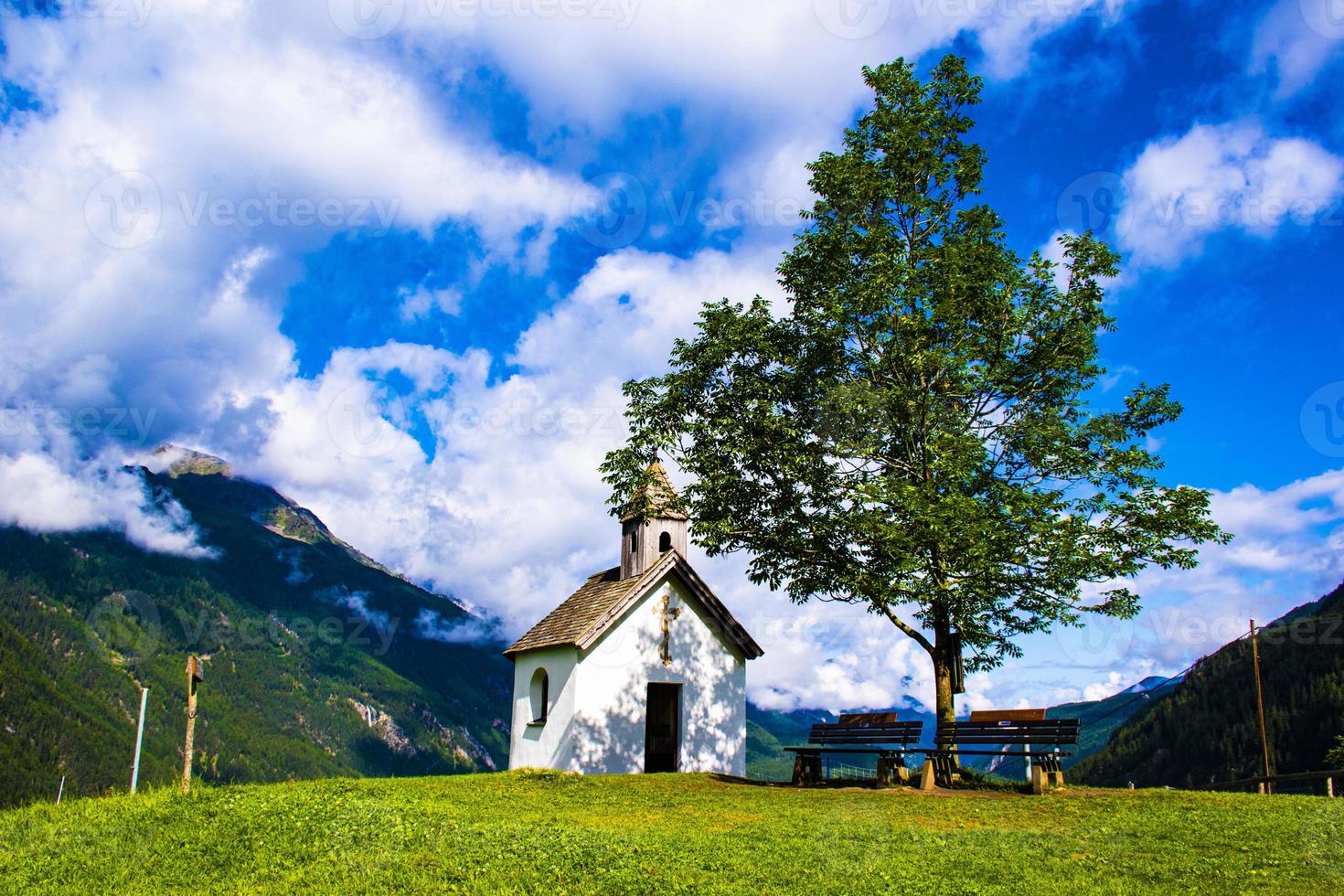 piccola chiesa alpina foto