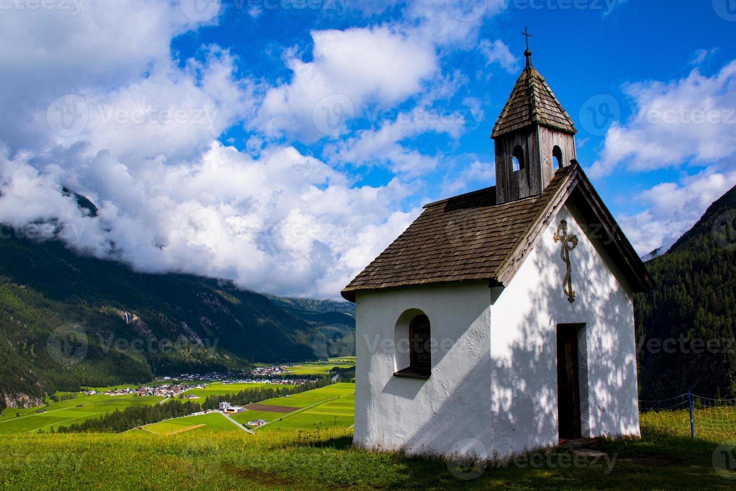 piccola chiesa alpina foto