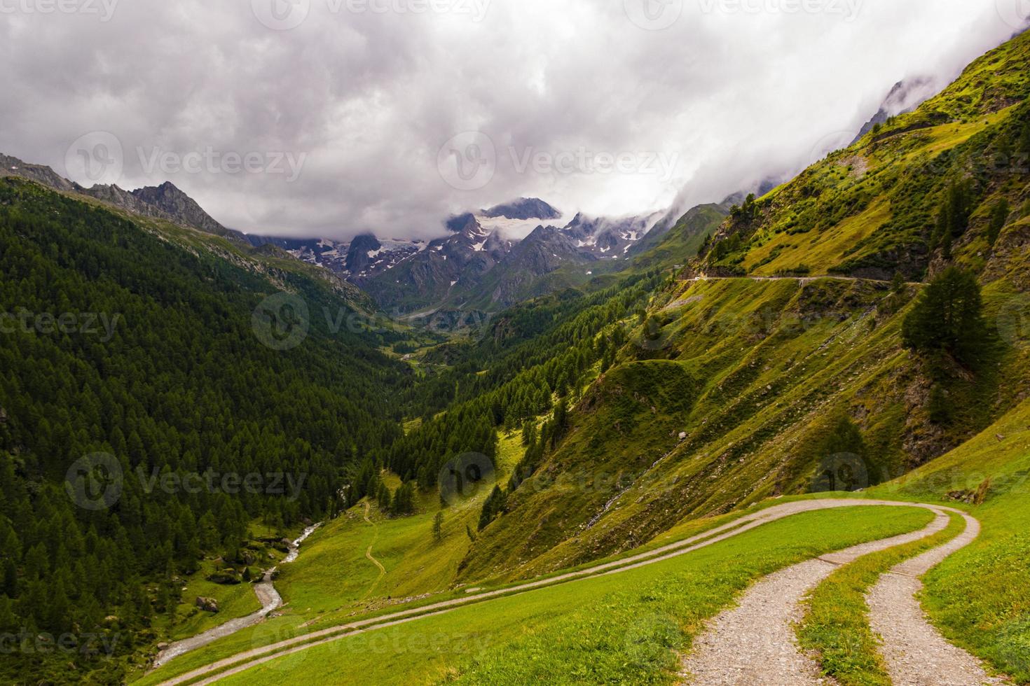 passo rombo lungo il confine tra austria e italia foto