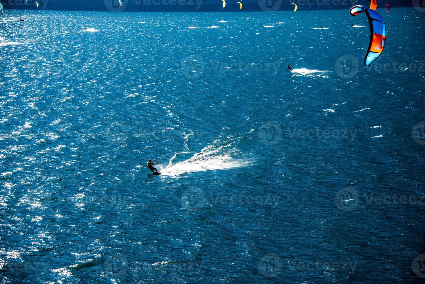 kitesurf al mattino presto sul lago di garda a limone sul garda, italia foto