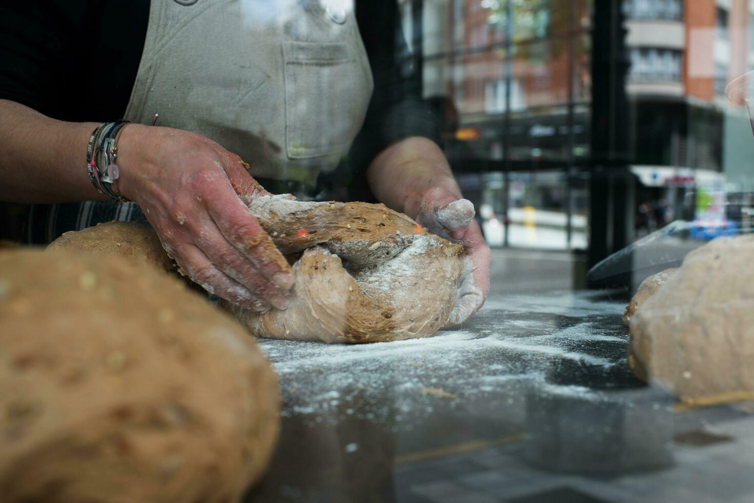 vicino su di Lavorando mani nel un' forno foto