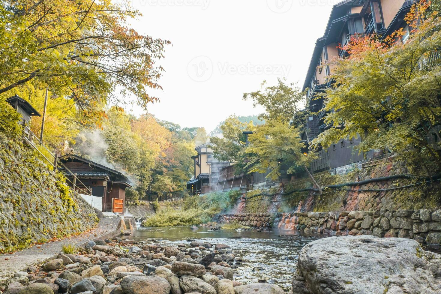 caldo primavera città, Kurokawa onsen, ryokan e ponte, Kurokawa a mattina, Kumamoto, kyushu, Giappone foto