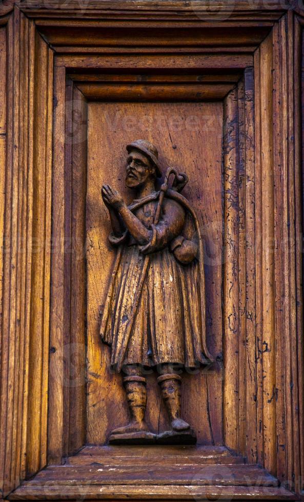 incisione su legno sul portale della chiesa a sansepolcro, italia foto