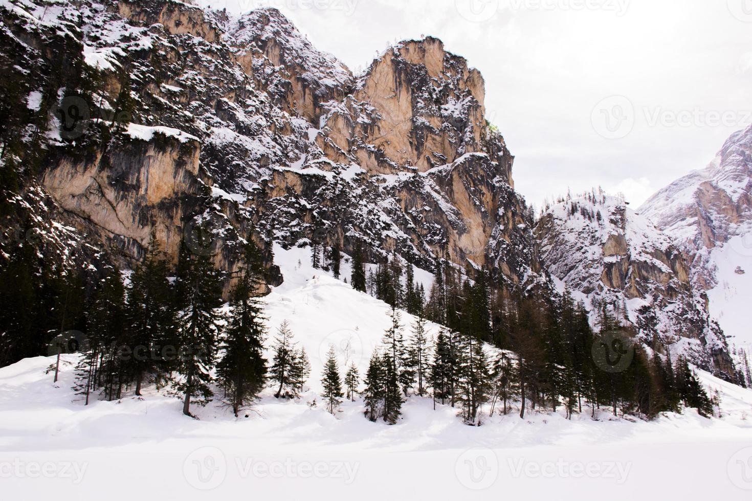 vista sulle montagne intorno al lago di Braies foto