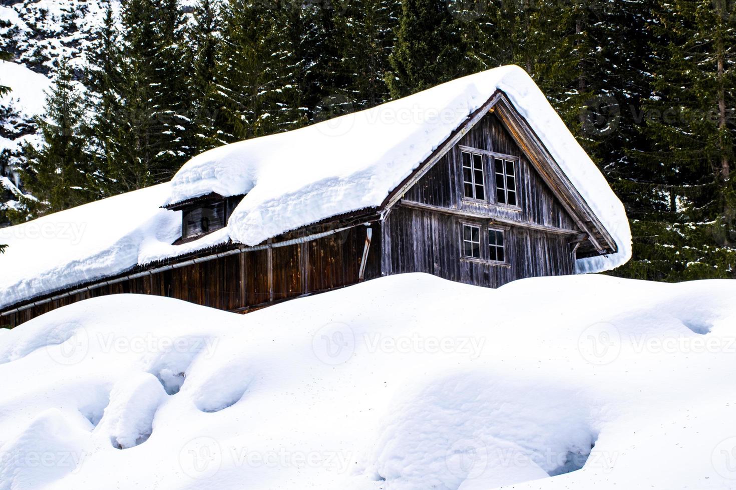 tettoia in legno con neve foto