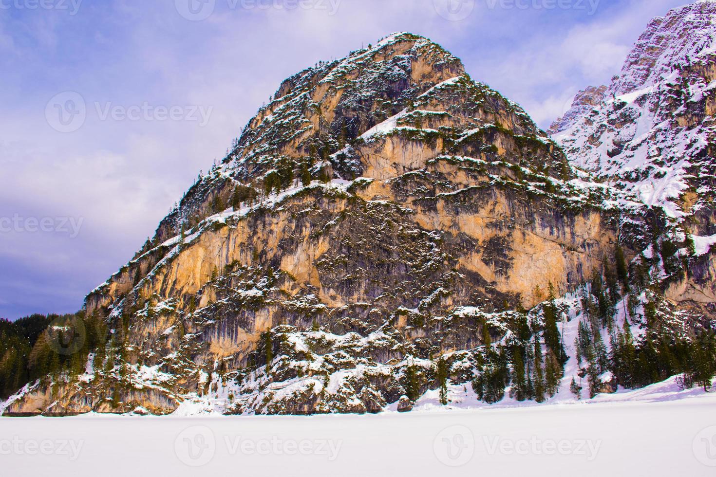 vista sulle montagne intorno al lago di Braies foto