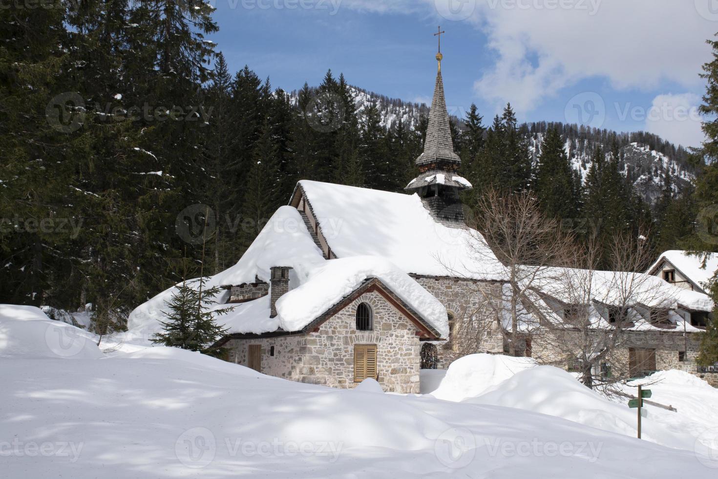 chiesa con la neve nelle dolomiti foto