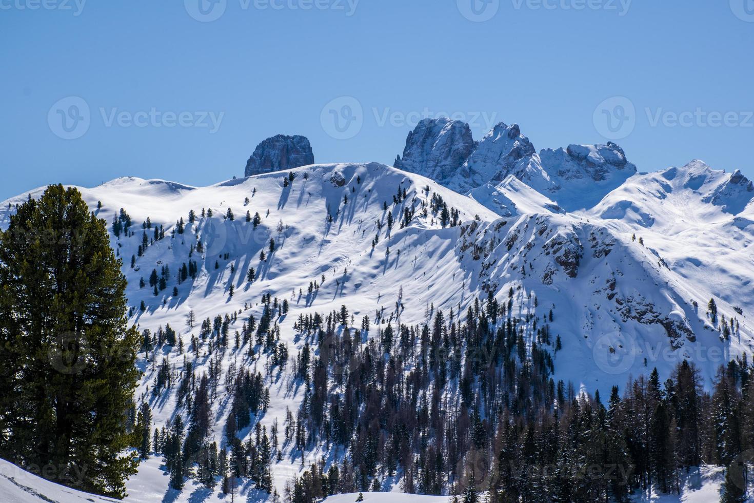 cime dolomitiche con neve foto