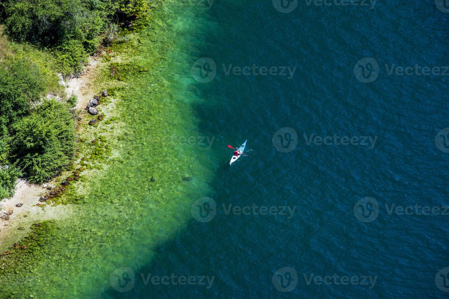 canoa sul lago foto