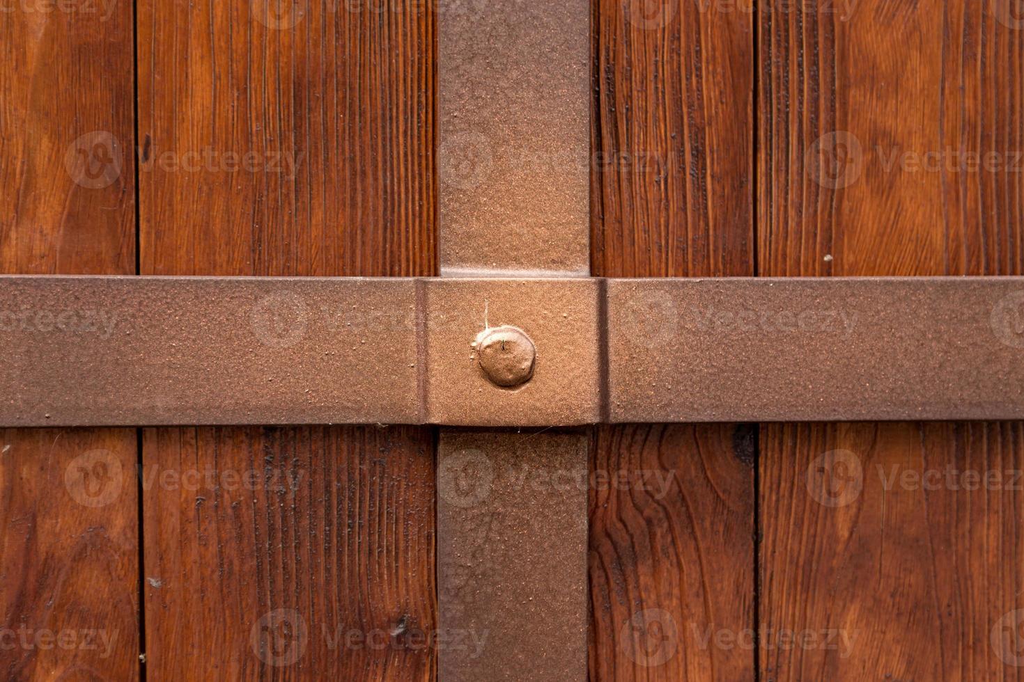 antica porta di legno sullo sfondo foto