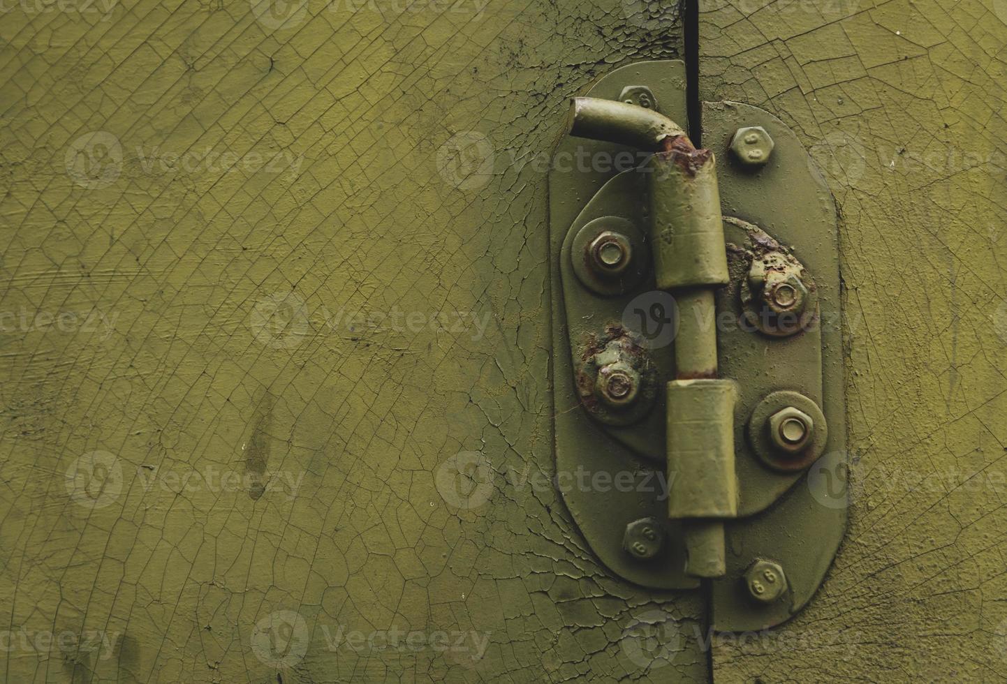 porta di metallo con bullone in stile sgangherato con copia spazio foto