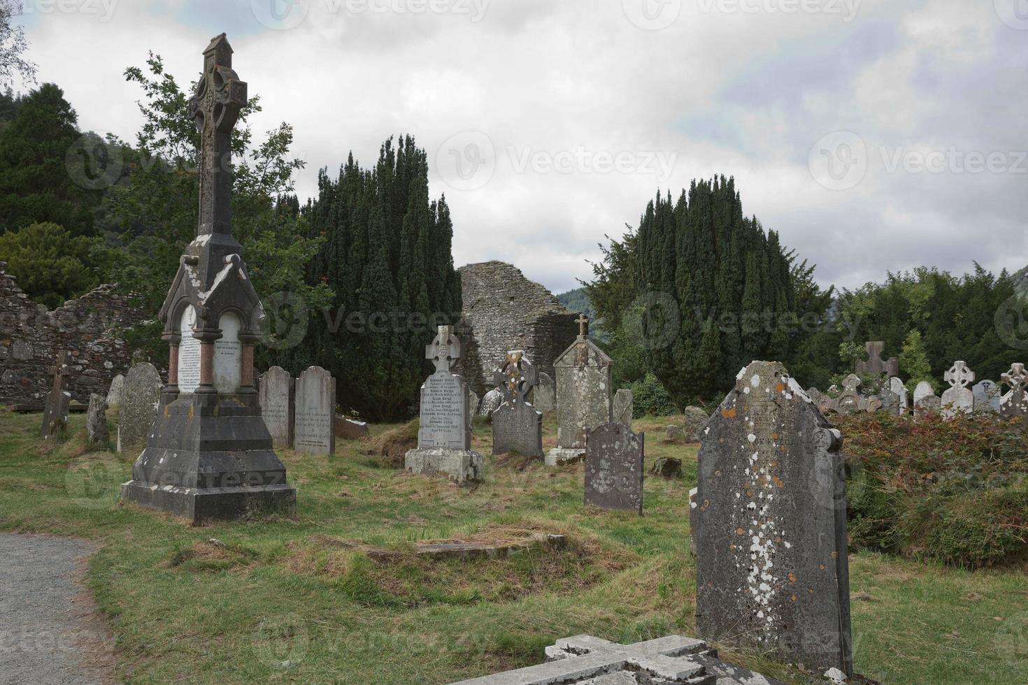 rovine di un insediamento monastico, costruito nel VI secolo a glendalough, in irlanda foto