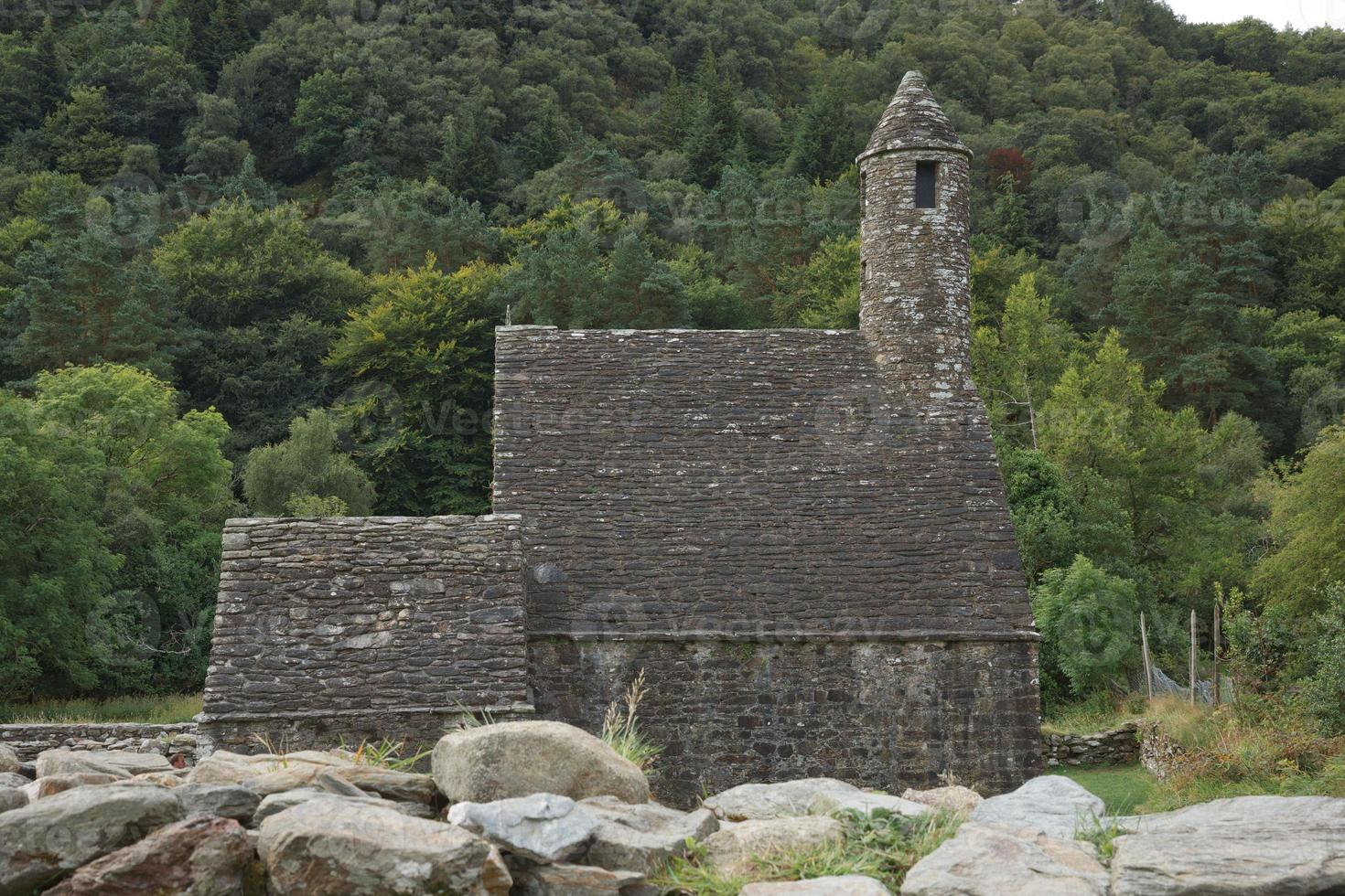 rovine di un insediamento monastico, costruito nel VI secolo a glendalough, in irlanda foto