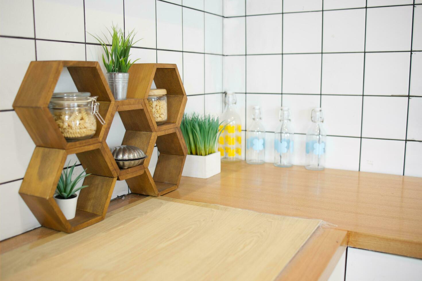 interno conner contatore di un' cucina camera con minimo stile con bianca parete piastrella e legna pavimento foto