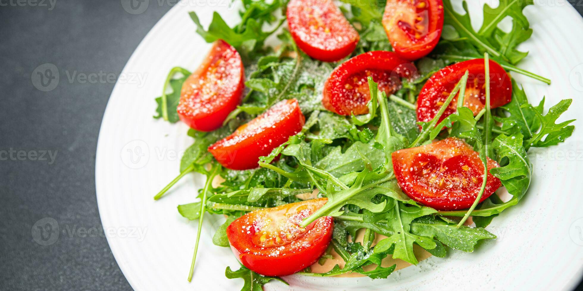 piatto di insalata pomodoro, rucola, grattugiato formaggio, oliva olio salutare pasto cibo merenda su il tavolo copia spazio cibo sfondo rustico superiore Visualizza cheto o paleo dieta veggie vegano o vegetariano cibo no pasto foto