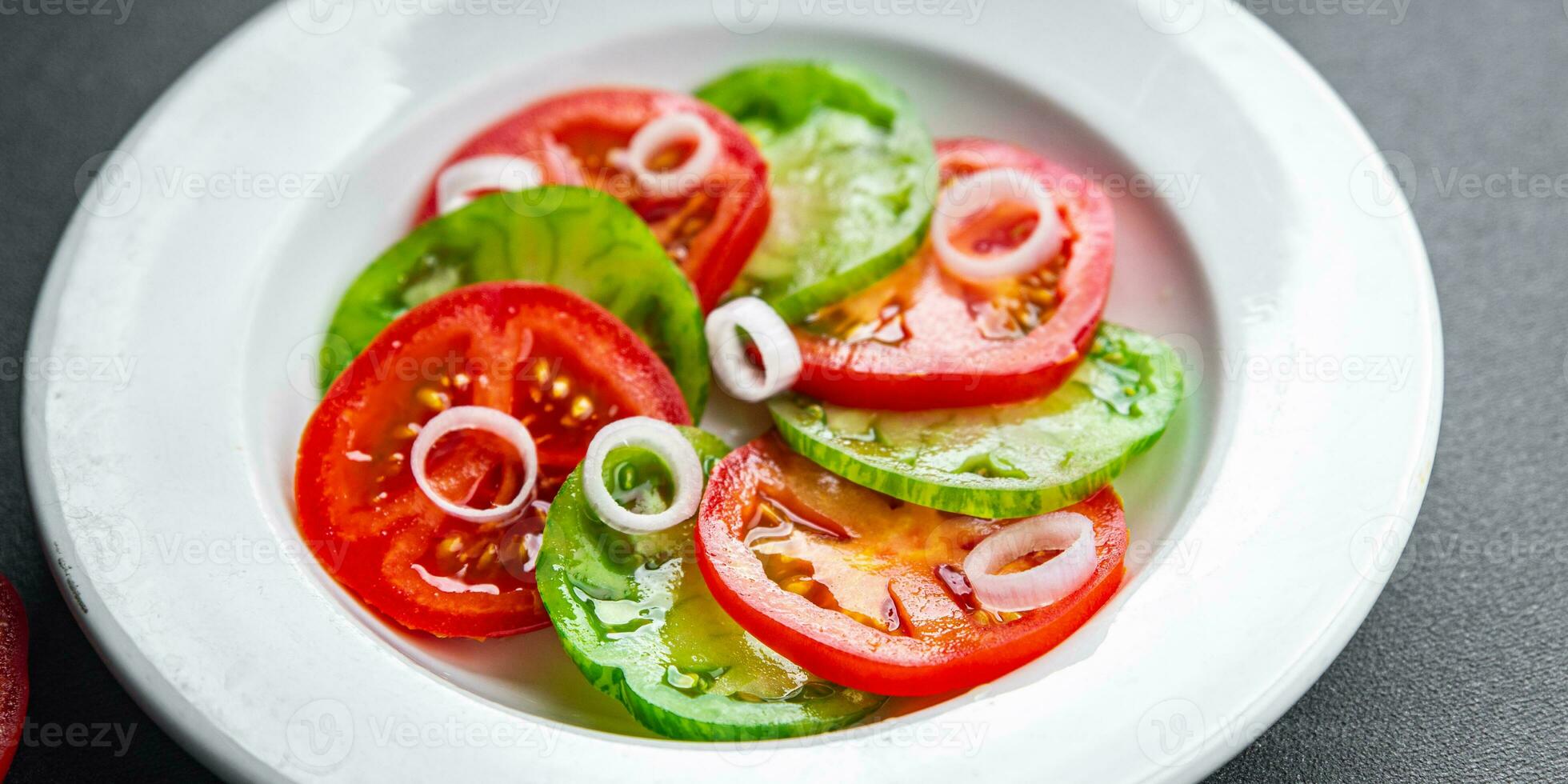 pomodoro insalata rosso e verde verdura piatto salutare pasto cibo merenda su il tavolo copia spazio cibo sfondo rustico superiore Visualizza foto