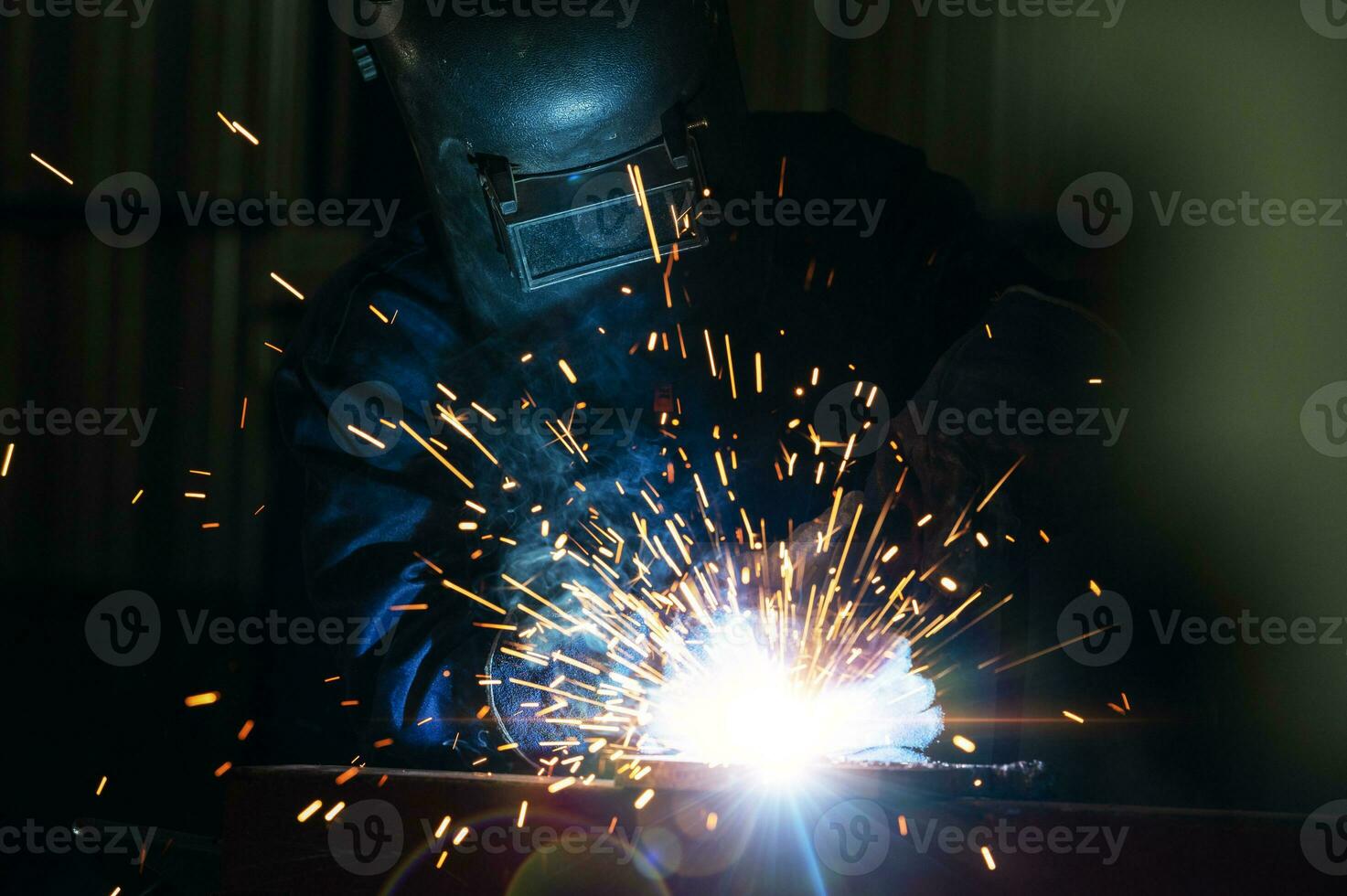 industriale lavoratori a acciaio struttura saldatura pianta un' saldatore è saldatura metallo parti nel un' piccolo officina. foto