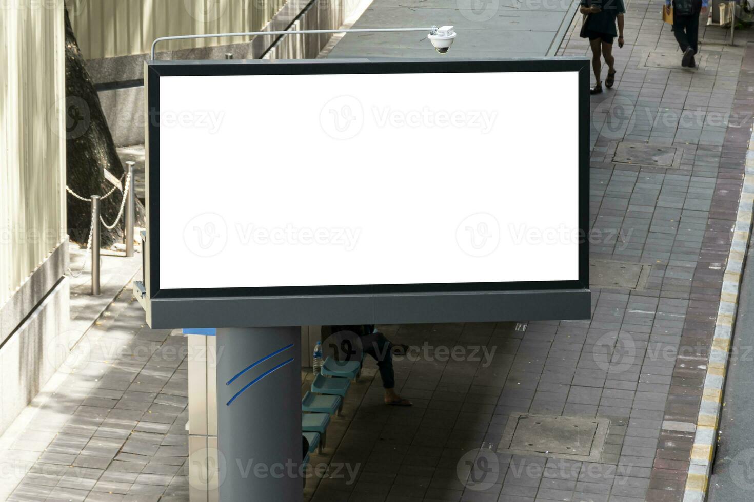 all'aperto polo guidato Schermo tabellone con finto su bianca schermo su sentiero. ritaglio sentiero per modello foto