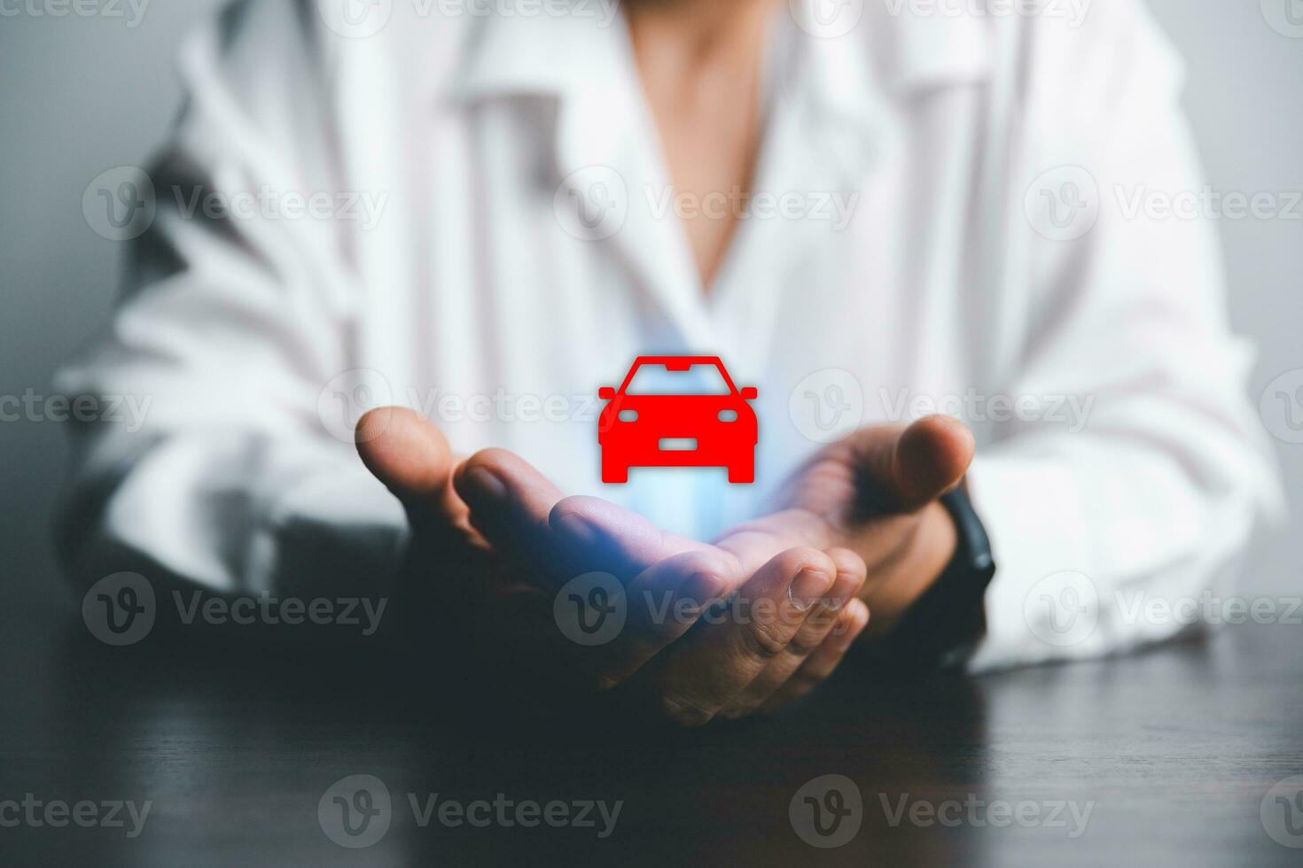 attività commerciale donna di mano proteggere rosso icona auto su scrivania. pianificazione per gestire mezzi di trasporto finanza costi. concetto di auto assicurazione attività commerciale, Salvataggio acquistare - vendita con imposta e prestito per nuovo macchina. foto