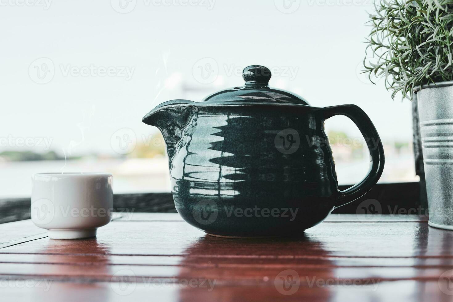 caldo tè su di legno tavolo di il finestra foto