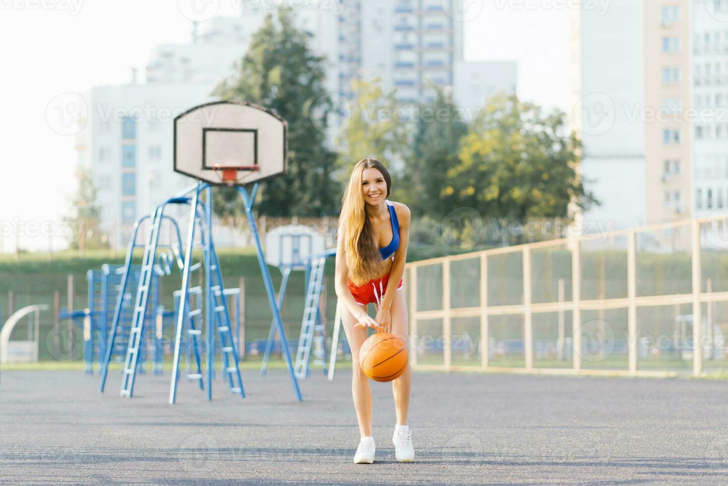sportivo caucasico ragazza giocando pallacanestro foto