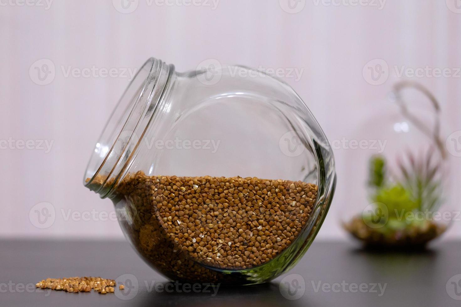 grano saraceno in un barattolo di vetro sul tavolo foto